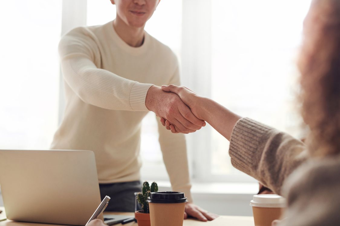 Commercial au Maroc : salaire fixe, commission et secteurs qui recrutent